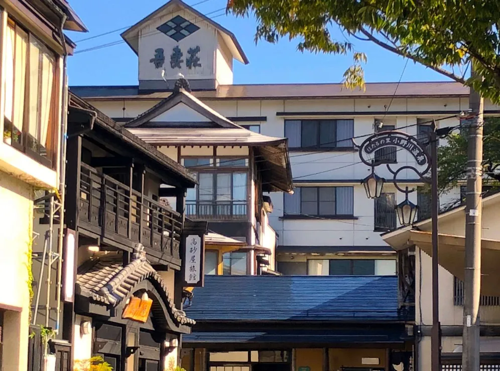 豊かな自然にパワースポット、おいしい食べ物など、小野川温泉街には、気ままにのんびり楽しめる見どころが満載。少し早めにお越しいただき、温泉街をお散歩してみませんか？